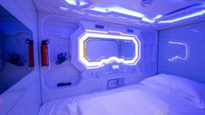 Auch das Licht schafft im Kapselhotel die Raumschiff-Atmosphäre.
